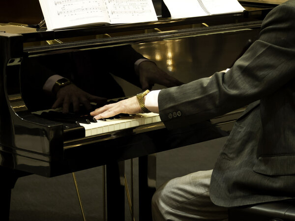 Пианист играет на пианино
