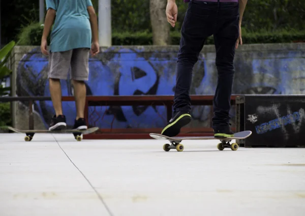 Piedi cavalcando su uno skateboard — Foto Stock
