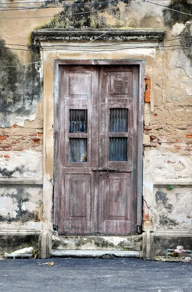 Oude deur van bakstenen gebouw — Stockfoto