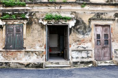 eski kapı ve pencere tuğla bina