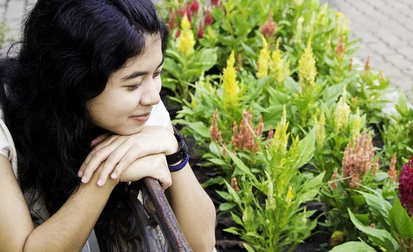 Menina bonita com flores — Fotografia de Stock