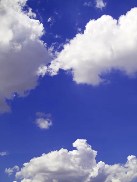 Blauwe lucht achtergrond — Stockfoto