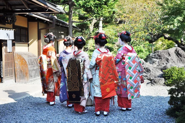 Gadis Geisha ditembak dari belakang — Stok Foto