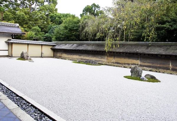 Un Jardín de Roca Zen en Ryoanji Templo.En un jardín quince piedras o — Foto de Stock