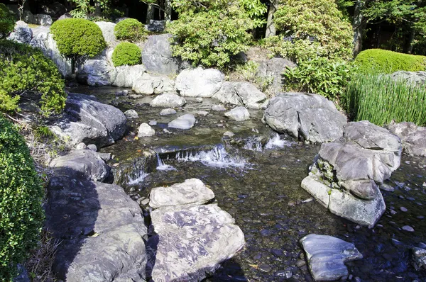 Сад зі ставком в азіатському стилі — стокове фото