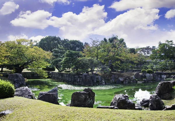 Jardín con estanque, estilo japonés — Foto de Stock
