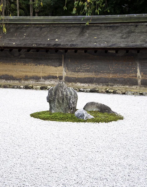 Detalle de un jardín de rocas en el templo Ryoan-ji, Kyoto, Japón . —  Fotos de Stock