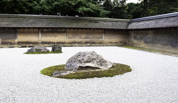 Ryoanji Temple.In a garden fifteen stones on white gravel. Kyoto — Stock Photo, Image