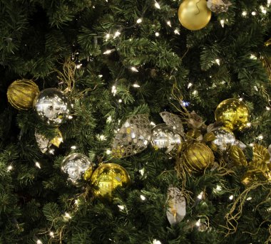 Pırıltılı gümüş ve beyaz topu ile Noel ağacı