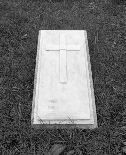 Gravestone com cruz cristã e espaço de texto — Fotografia de Stock