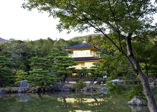 Kinkakuji na temporada de outono em Kyoto, Japão . — Fotografia de Stock