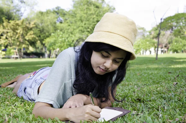 Piękna nastolatka pisania książki — Zdjęcie stockowe