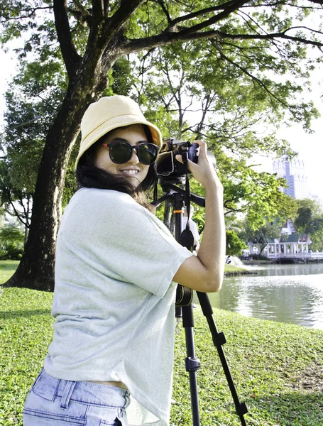 Bella sorridente ragazza asiatica con macchina fotografica — Foto Stock