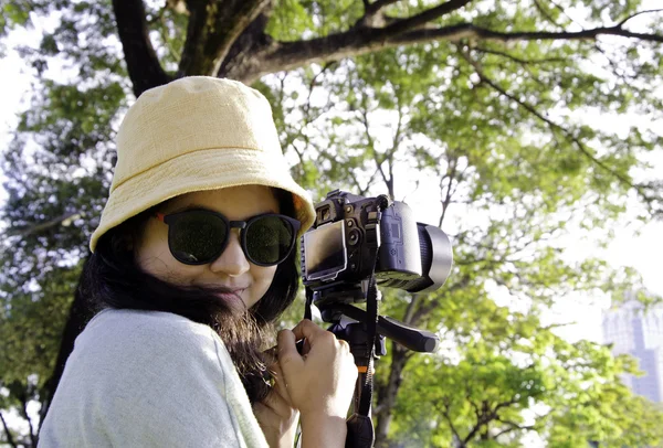 Lächeln Mädchen mit Kamera auf die Natur. — Stockfoto