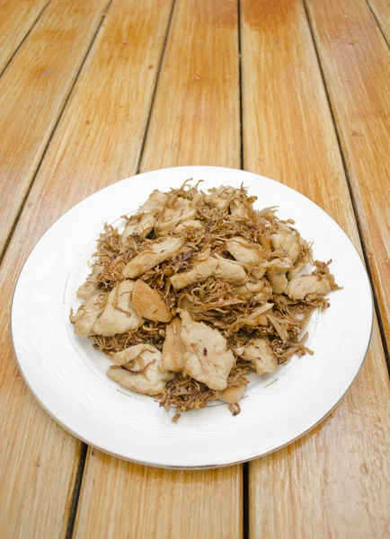 Gebratenes Schweinefleisch auf Teller, leckeres Thailfood — Stockfoto