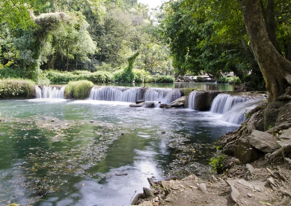 Jed sao noi vattenfall, saraburi, thailand — Stockfoto