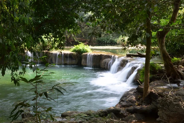 Djupa skogen vattenfall i saraburi, thailand — Stockfoto