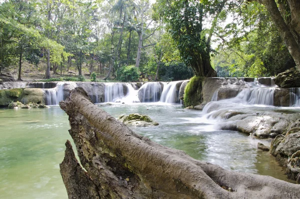 Deep forest Waterfall(Jed Sao Noi waterfall) in Saraburi, Thaila — Stock Photo, Image