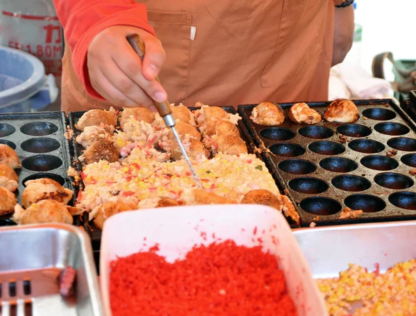 Boules de takoyaki japonaises dans un marché alimentaire — Photo