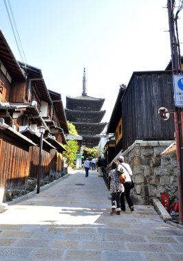 Kyoto, Japonya - 21 Ekim 2012: turist yürümek için önde gelen bir sokak