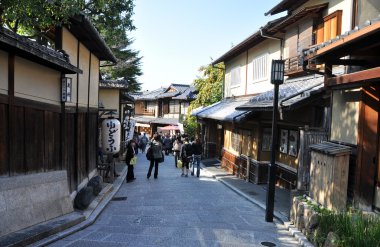 Kyoto, Japonya - 21 Ekim 2012: turist yürümek için önde gelen bir sokak