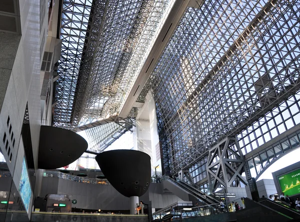 KYOTO, JAPÓN - 27 DE OCTUBRE: La estación de Kioto es la segunda más grande de Japón —  Fotos de Stock