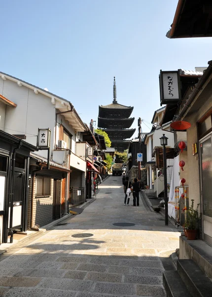 KYOTO, JAPAN - OCT 21 2012: Tourists walk on a street leading to — Stock Photo, Image