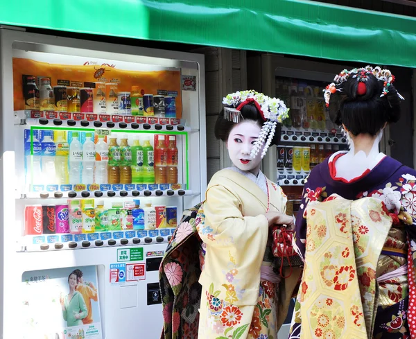 京都议定书，日本 — — 2012 年 10 月 21 日： 身穿传统服装的日本女士 — 图库照片