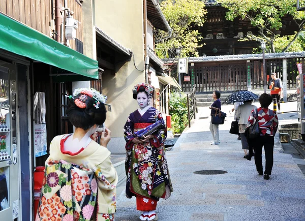 Kyoto, Japonya - 21 Ekim 2012: geleneksel kıyafet içinde Japon bayanlar — Stok fotoğraf