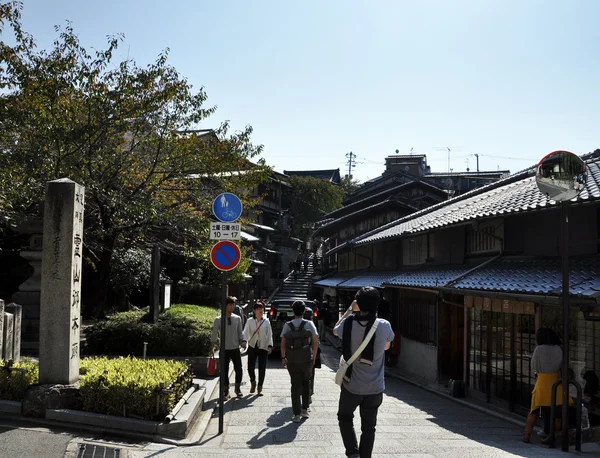 Kyoto, japan - okt 21 2012: turister vandrar på en gata som leder till — Stockfoto