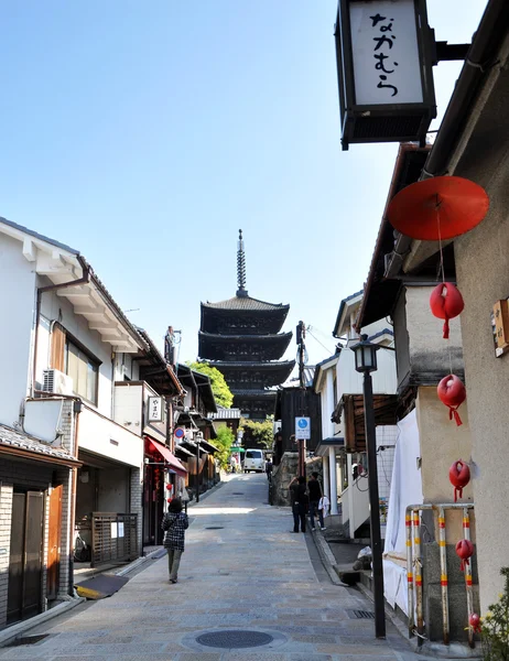 KYOTO, JAPÃO - OCT 21 2012: Turistas caminham em uma rua que leva a — Fotografia de Stock