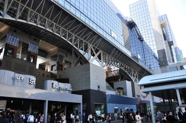 KYOTO, JAPÓN - 27 DE OCTUBRE: La estación de Kioto es la segunda más grande de Japón —  Fotos de Stock