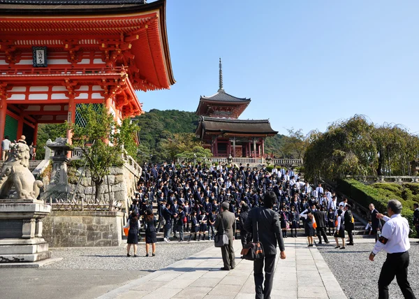 KYOTO- OCT 21: Field visit at Koyomizu temple, a famous tourist — Stock Photo, Image
