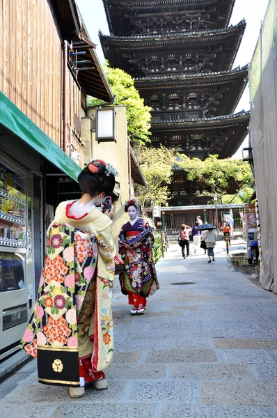 KYOTO, JAPAN - OCT 21 2012: Japanese ladies in traditional dress — Stock Photo, Image