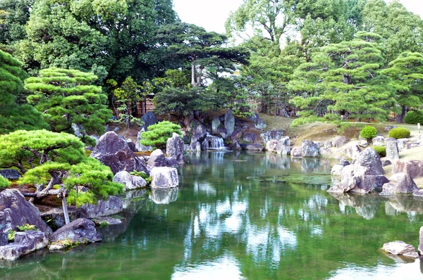 Jardim com lagoa em estilo japonês — Fotografia de Stock