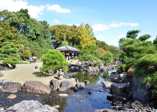 Jardim com lagoa em estilo japonês — Fotografia de Stock