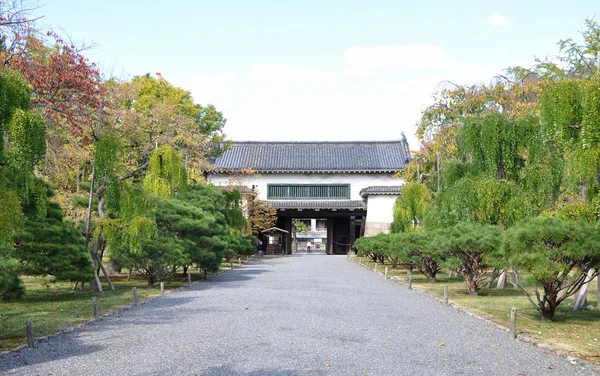 Portão secundário para os jardins do castelo de Kyoto Nijo — Fotografia de Stock