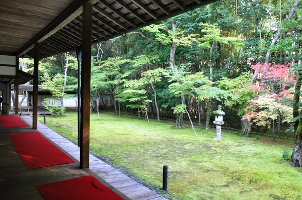 Jardin japonais dans le Koto-in un sous-temple de Daitoku-ji — Photo