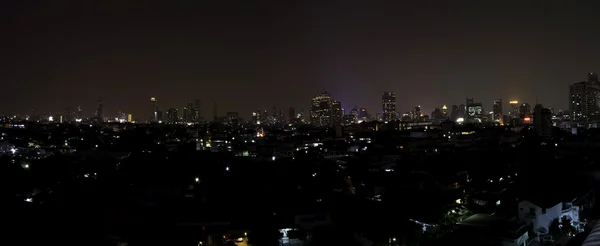 Panorama de Bangkok centro de la ciudad por la noche — Foto de Stock