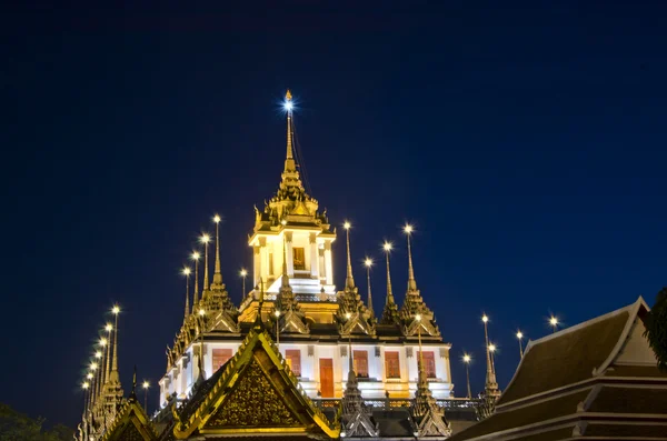 Crepúsculo em Wat Ratchanatdaram Worawihan Temple, Bangkok Thailan — Fotografia de Stock