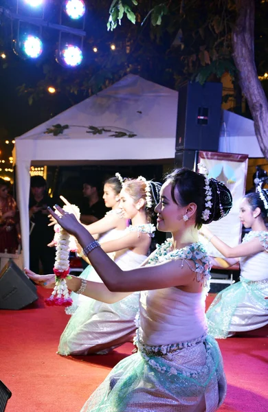 BANGKOK - DEC 16: Dança tradicional tailandesa na Phra Athit Street — Fotografia de Stock