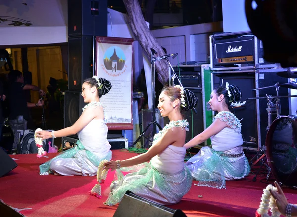 BANGKOK - DEC 16: Dança tradicional tailandesa na Phra Athit Street — Fotografia de Stock