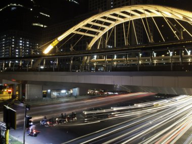 Bangkok şehir merkezinde modern binalar ile kasık Geçitin ben kare