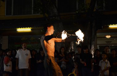 Bangkok - Aralık 16: Kalabalık yürümek-den geçerek Phra Athit yürüyüş Viyadükler