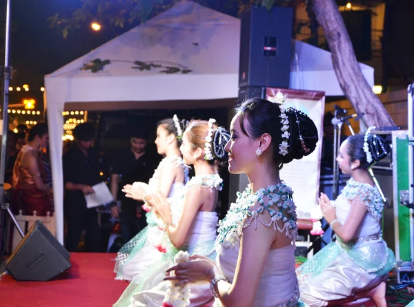 BANGKOK - DEC 16: Dança tradicional tailandesa na Phra Athit Street — Fotografia de Stock