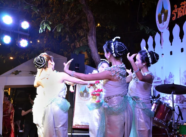 BANGKOK - DEC 16: Dança tradicional tailandesa na Phra Athit Street — Fotografia de Stock