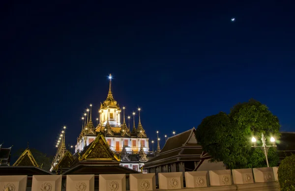 Tempio di Wat ratchanatdaram a Bangkok, Thailandia al tramonto — Foto Stock