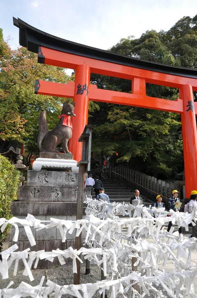 Деревянные ворота Тори в храме Фусими Инари — стоковое фото