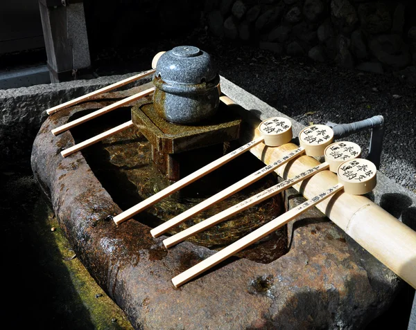 Tsukubai-用于清洁双手在日本寺庙的钢包 — 图库照片