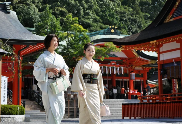 KYOTO, JAPÓN - 23 OCT 2012: Niñas japonesas en Fushimi Inari Shri —  Fotos de Stock